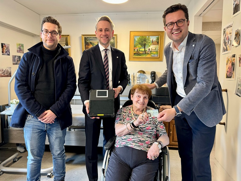 Uitreiking 100ste id-kaart via draagbaar loket in Brugge