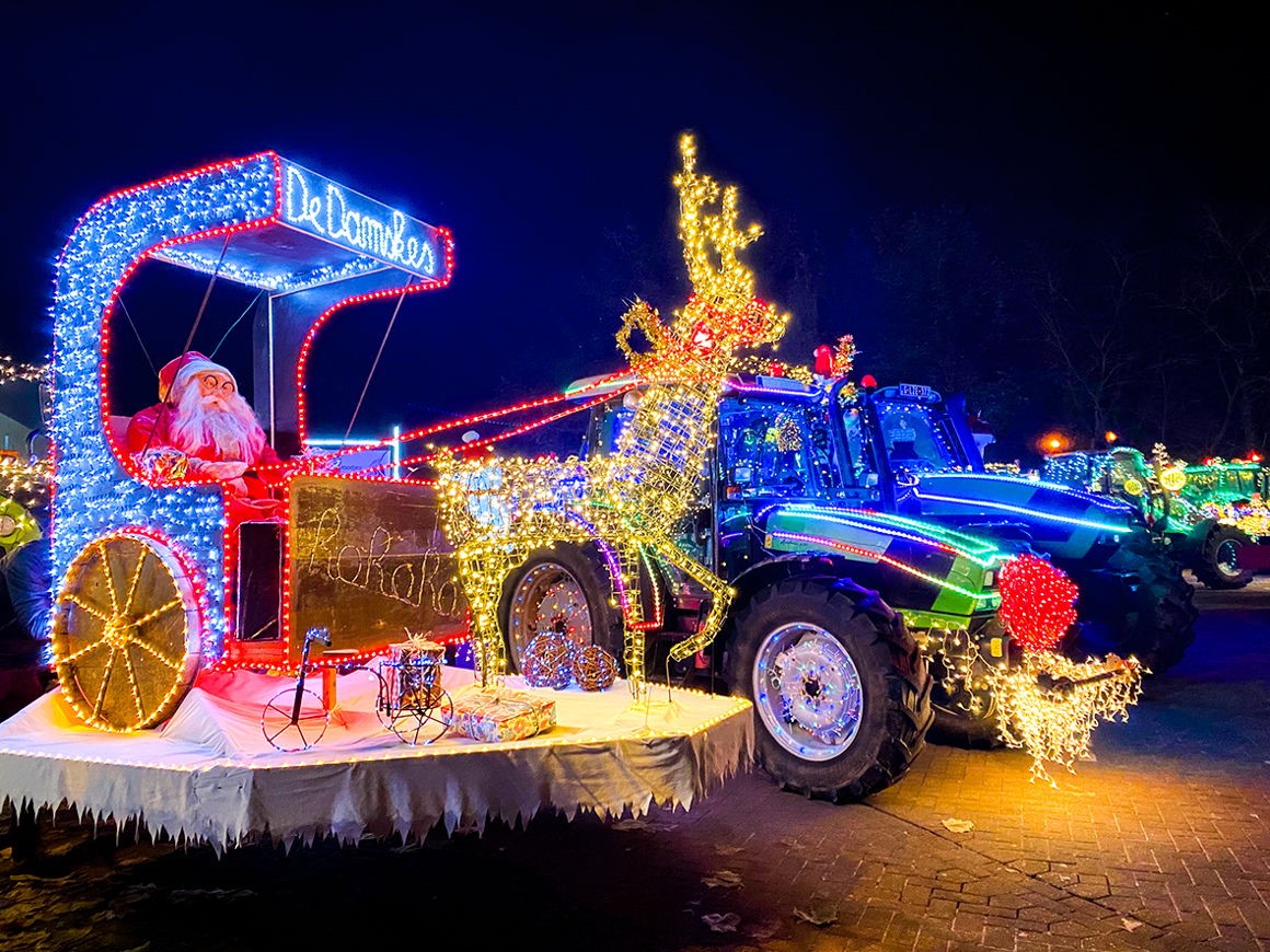 Verlichte tractorparades zorgen voor sfeervol eindejaar