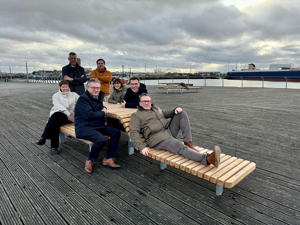 Nieuwe picknickplaats aan Visserskruis Zeebrugge biedt adembenemend uitzicht op haven