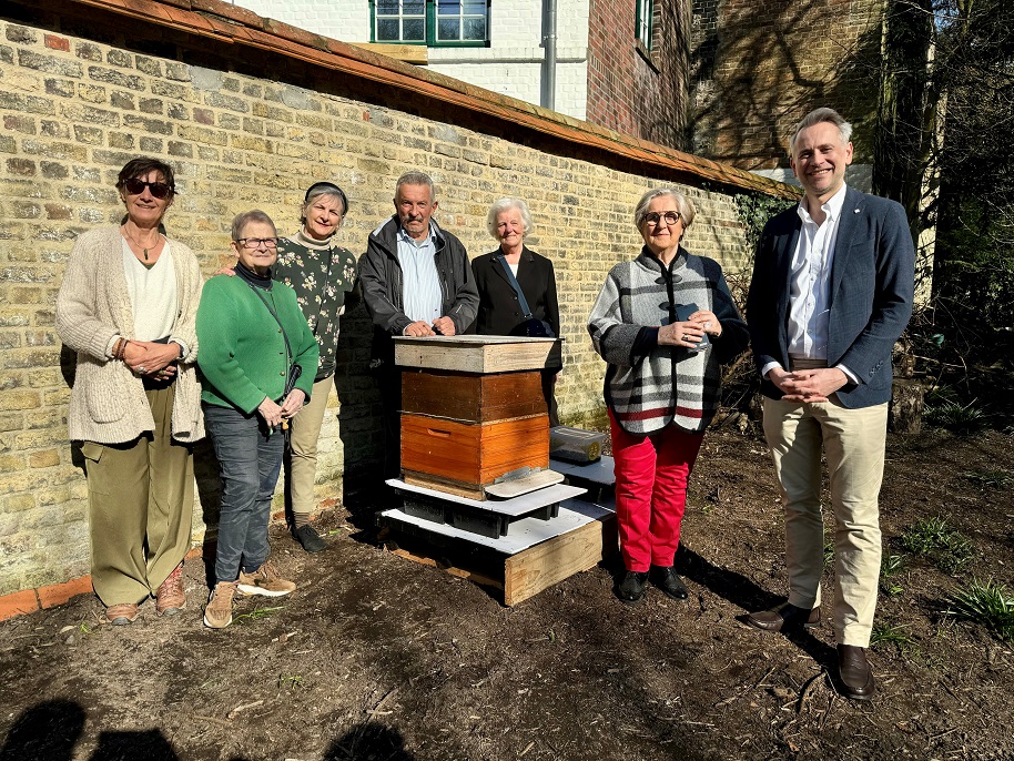 Nieuwe bijenkast in Brugs Begijnhof