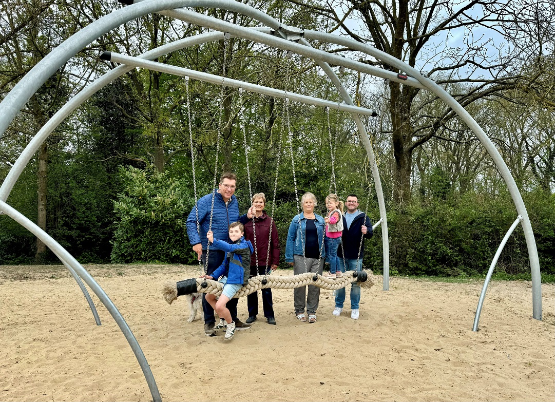 Nieuwe touwschommel op speelplein Koude Keuken