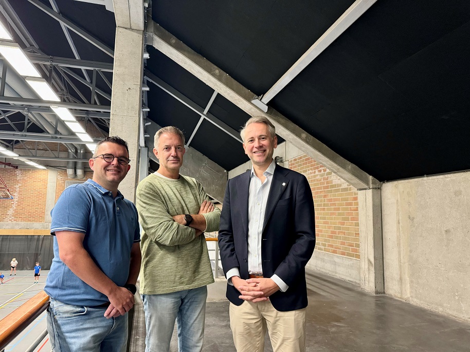 Nieuwe akoestische plafondpanelen in sportzaal De Polder in Dudzele
