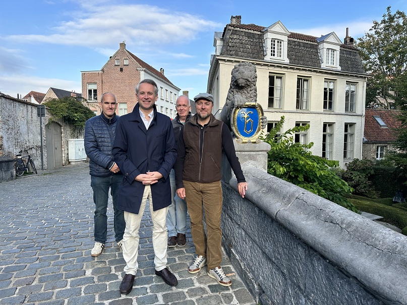 Restauratie van de schildjes op de Leeuwbrug in Brugge afgerond