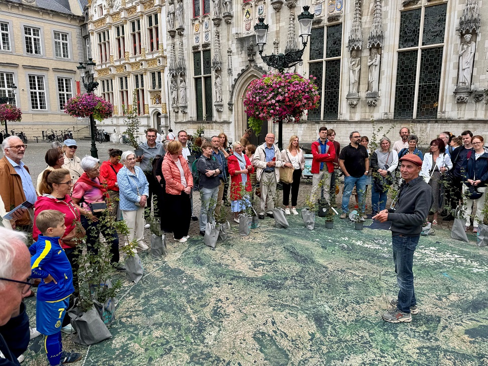 De Circle4Change-bakfiets met boom komt aan in Brugge