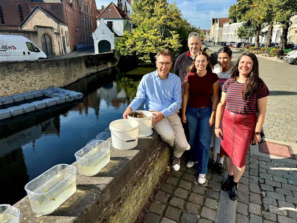 Stad Brugge plaatst uniek waterzuiveringssysteem aan Augustijnenbrug