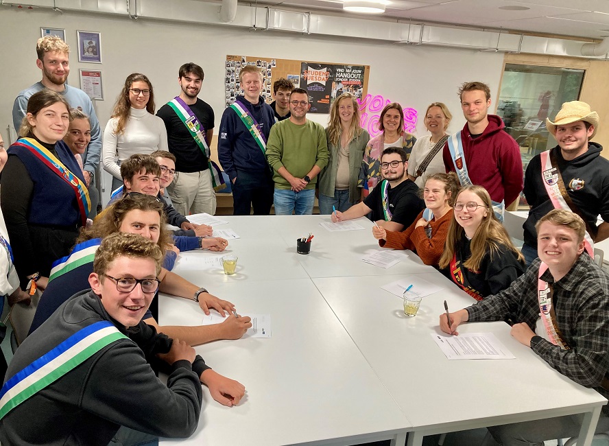 Brugse studentenclubs ondertekenen doopcharter