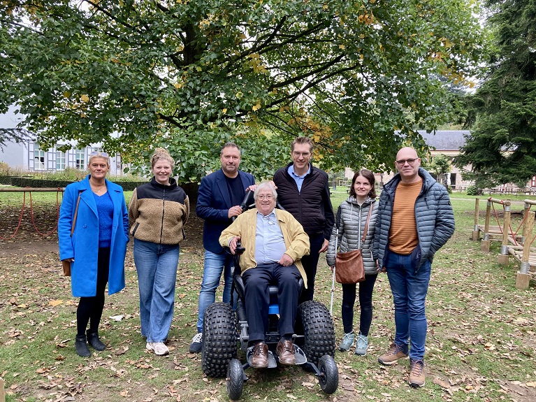 Stad Brugge maakt Beisbroekbos toegankelijker: elektrische alle terrein rolstoel beschikbaar