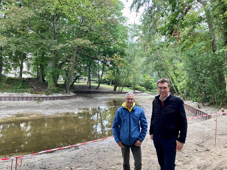 Stad Brugge laat vijver en bos Park Bloemenoord grondig opkuisen