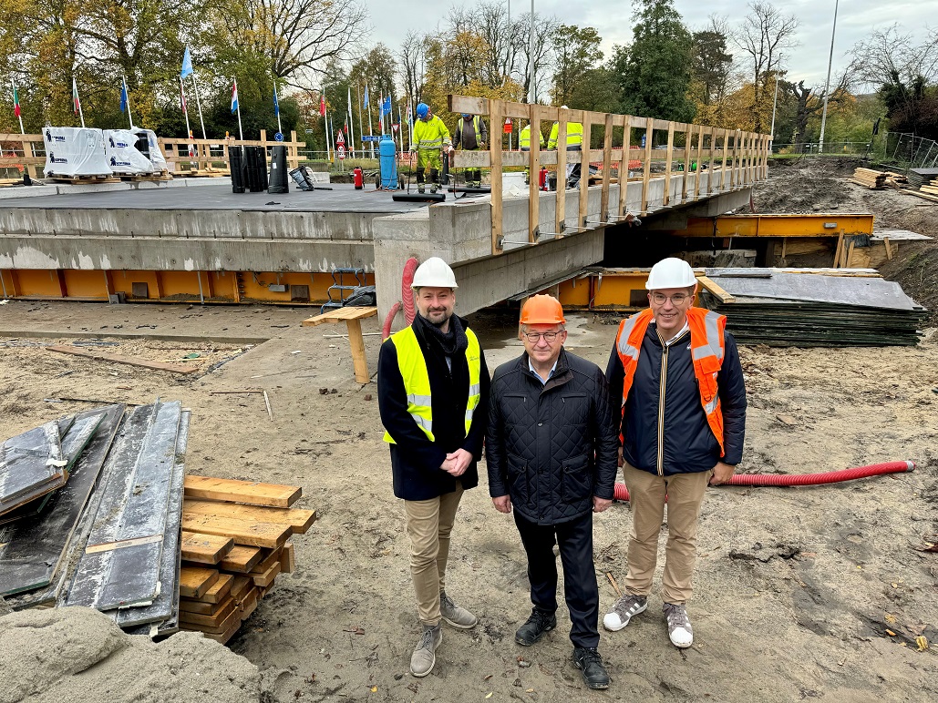 Heraanleg Stationsomgeving Brugge: inschuiven betonnen constructies onder de R30