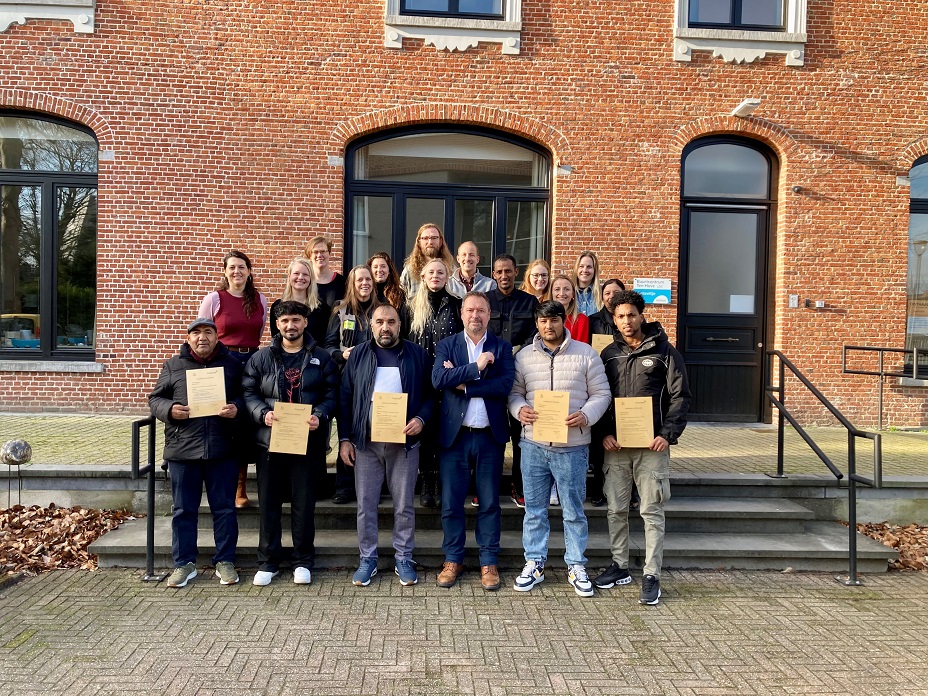 Elf nieuwkomers studeren af na intensief taal- en stagebad