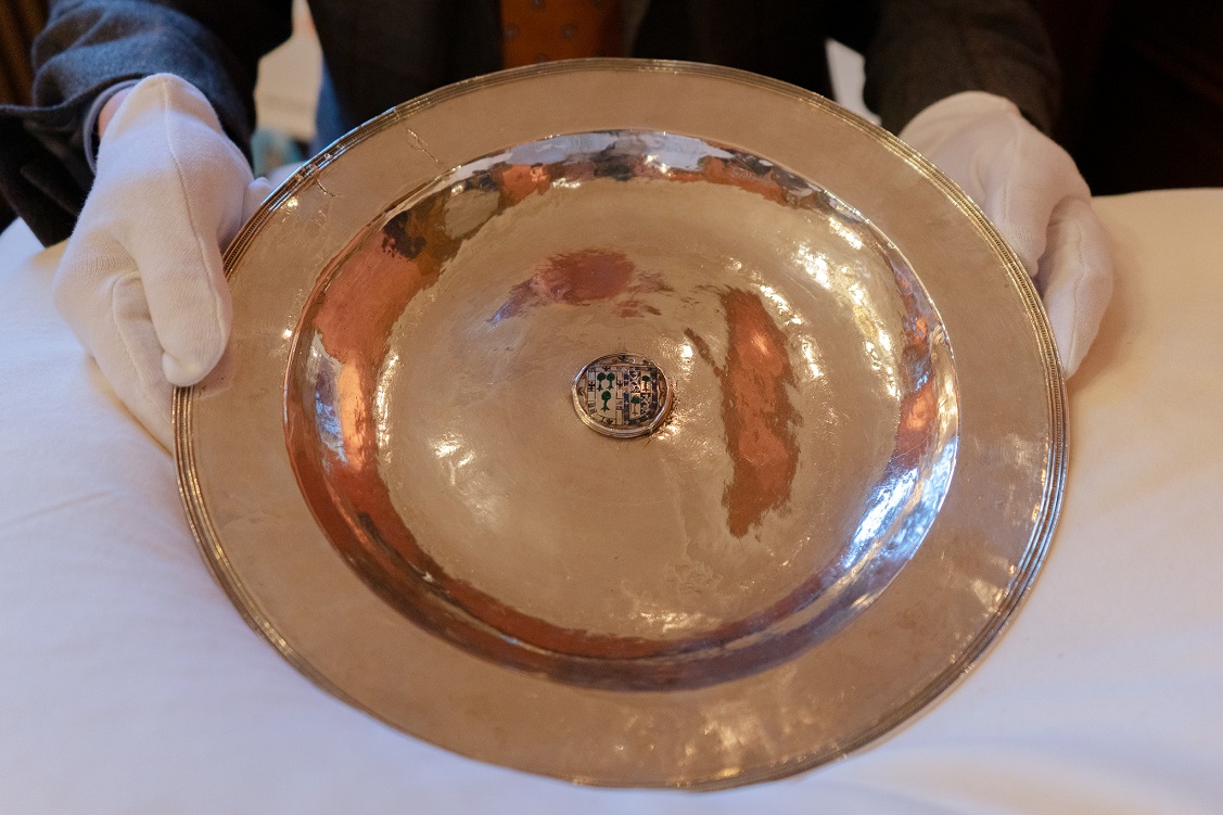 Topaanwinst voor Musea Brugge: zilveren schaal Brugse meester Jan Crabbe geschonken door de Vrienden van Musea Brugge