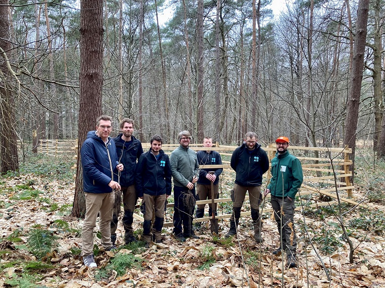 58 nieuwe boomgroepjes in Beisbroek beschermd met duurzame reeblocks
