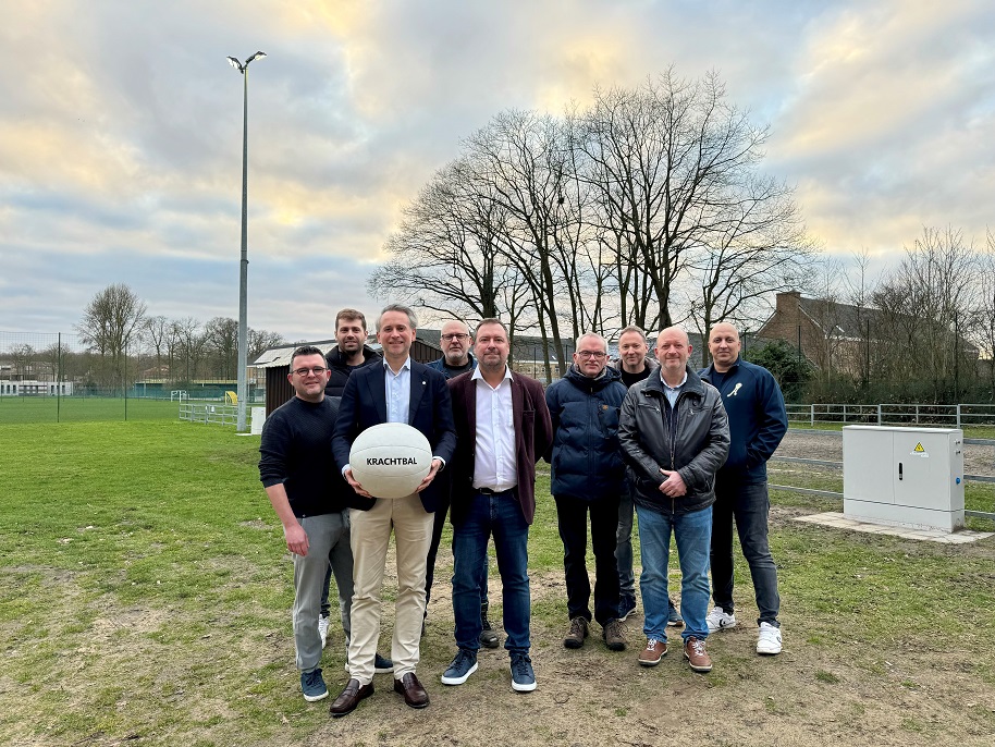 Brugge zet verder in op verledding van sportterreinen: nieuwe LED-verlichting voor krachtbalvelden