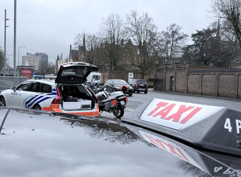 Brugse politie controleert taxi’s en uitzonderlijk vervoer