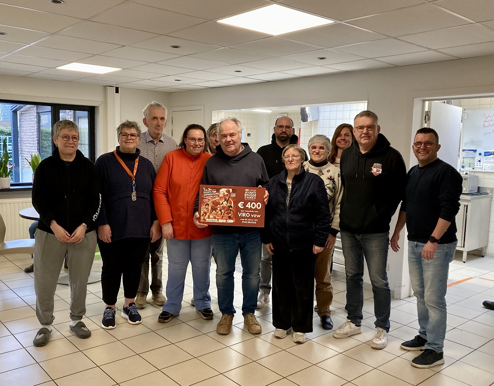 Uitreiking cheque Ford Unicars Avanti Dames Brugge aan Viro