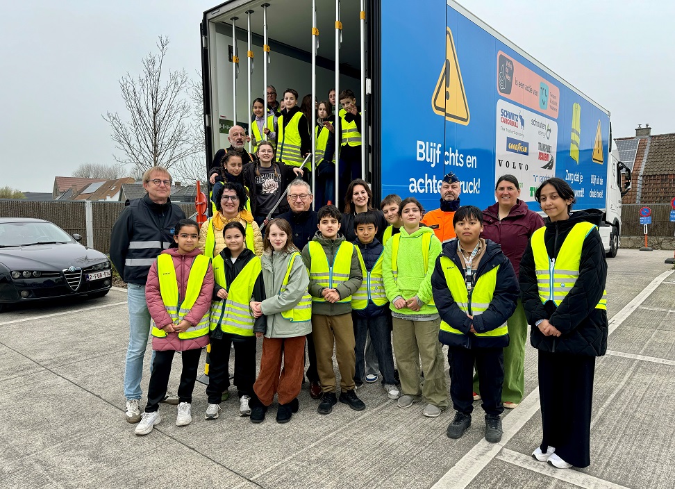 Stad Brugge versterkt verkeersveiligheid: dodehoeksessies voor vijfdejaars lagere school