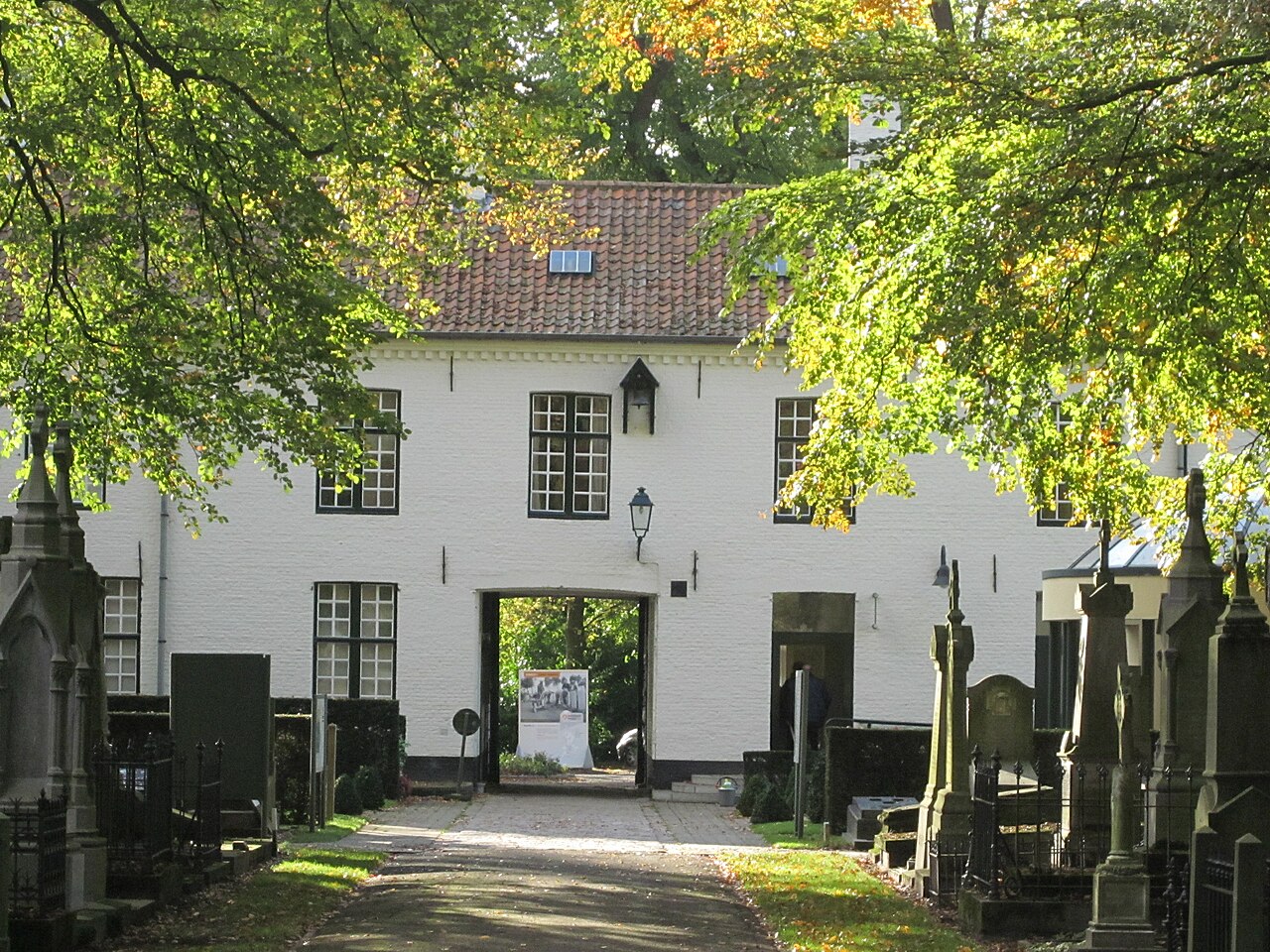 Heraangelegde toegangspaden Centrale Begraafplaats Assebroek-Brugge