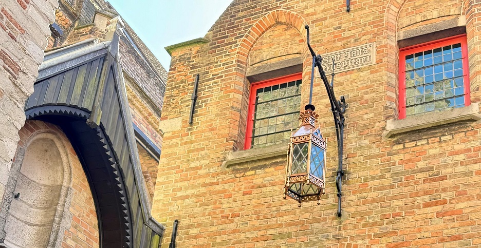Historische ‘Delacenserie-lamp’ krijgt opnieuw haar plaats op de site van Oud Sint-Jan in Brugge