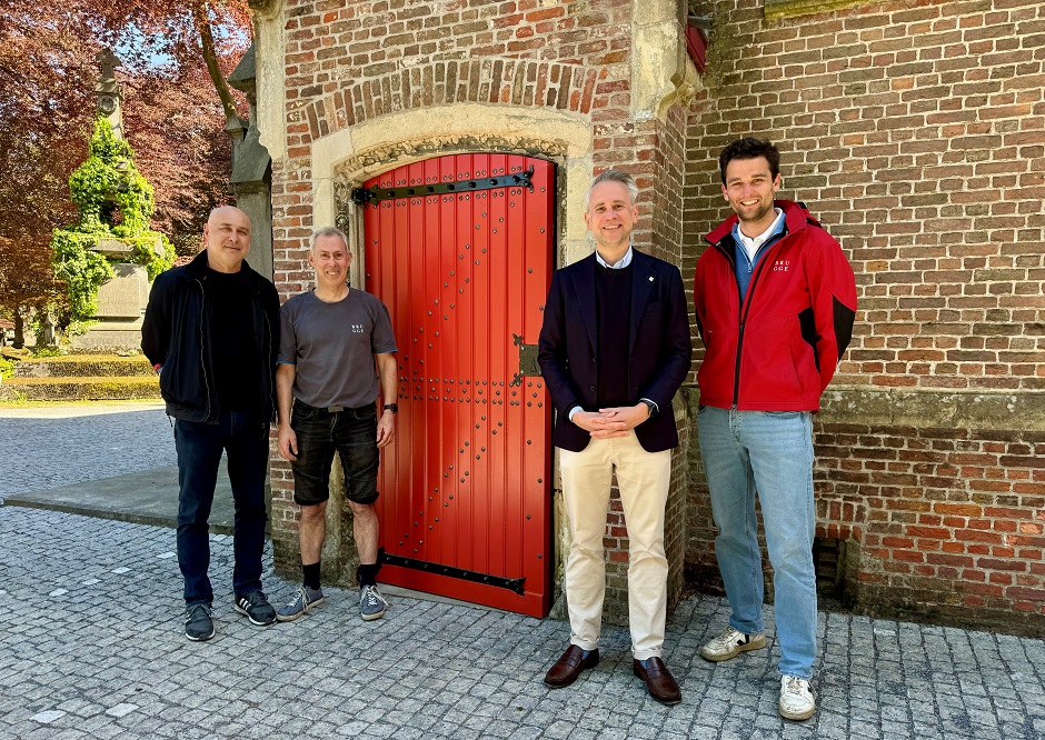 Nieuwe deur voor zijtoegang kapel op Centrale Begraafplaats Brugge