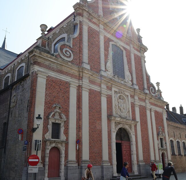 Brugse paters Karmelieten stellen hun frisse kerk open tijdens hitteperiode