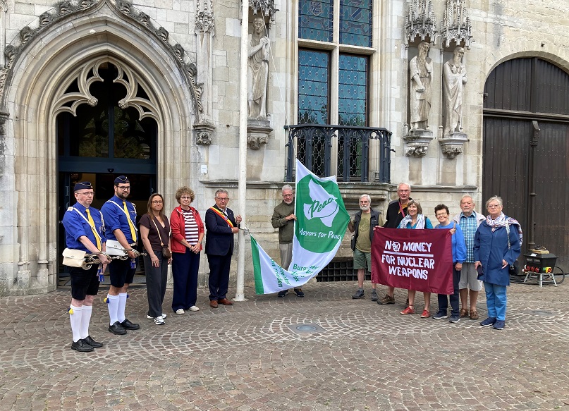 Hijsen vlag Mayors for Peace aan Brugse Stadhuis