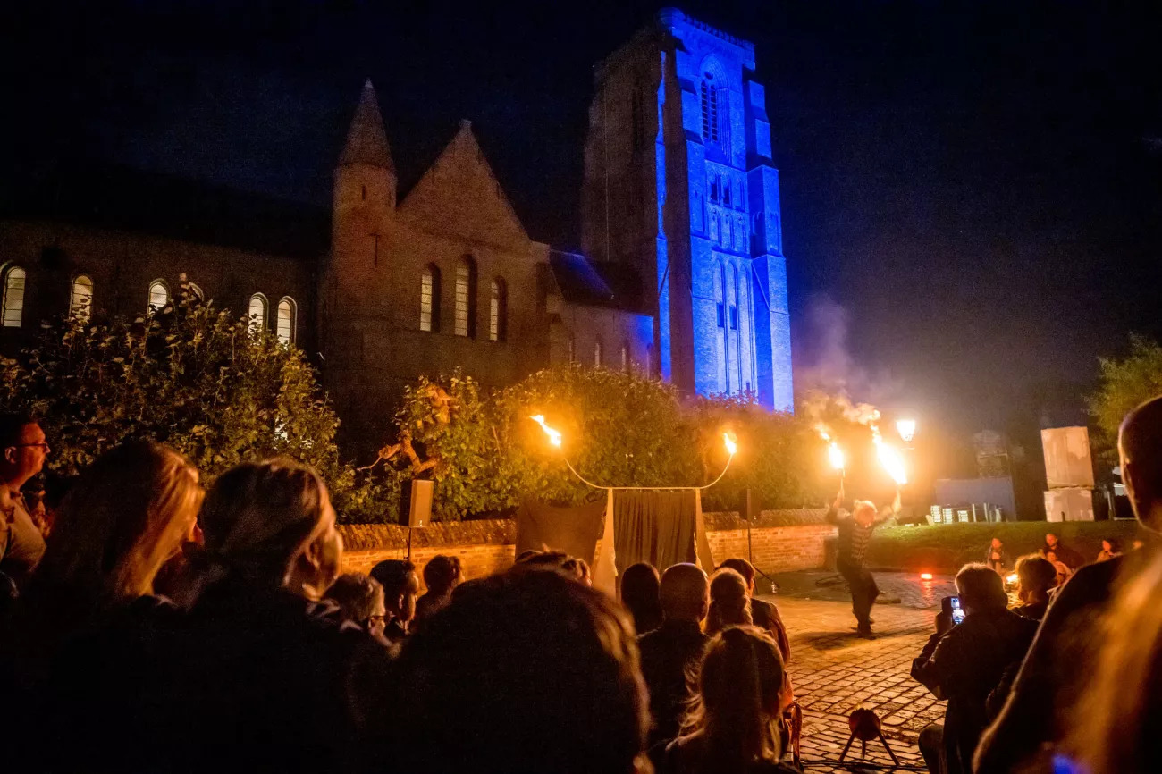 Lichtfeest Lissewege – gratis lichtwandeling vol vuurkunst, installaties en buurtcreaties