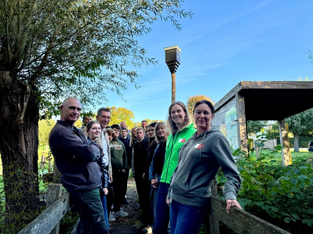 Voorstelling nieuwe vleermuizenpaalkast op Kinderboerderij Zeven Torentjes