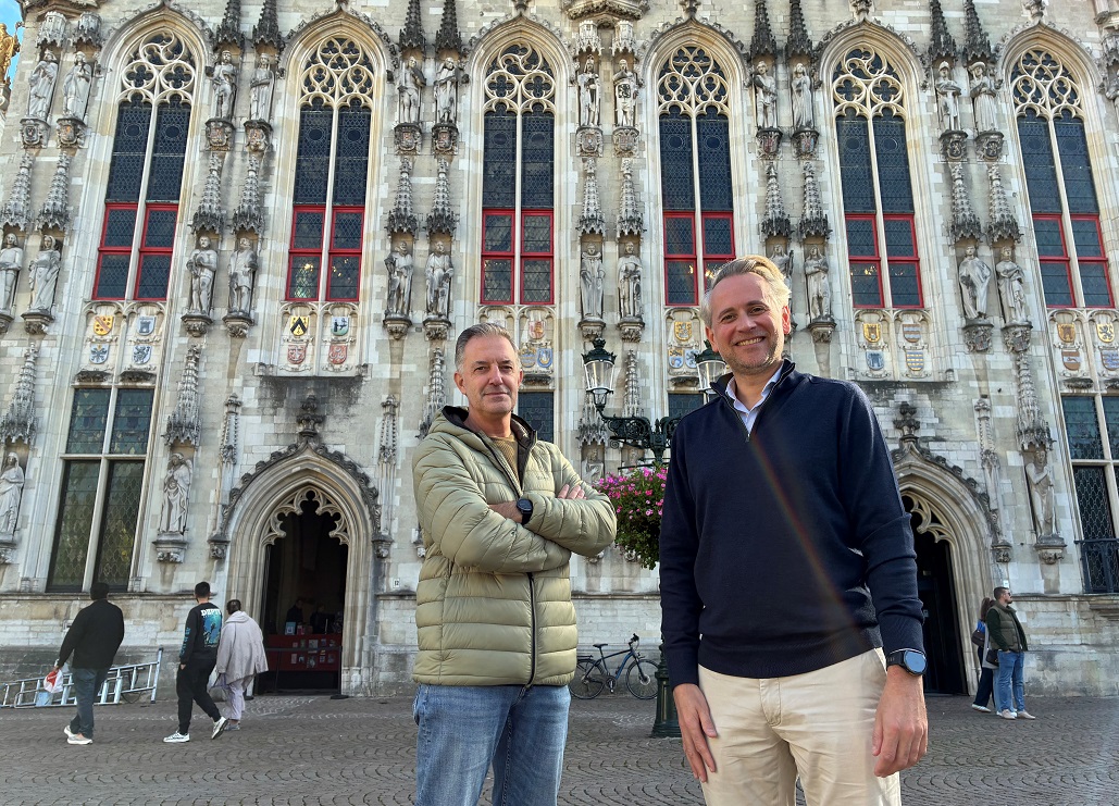 Ramen Brugse Stadhuis krijgen nieuwe schilderbeurt