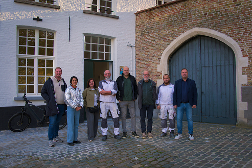 Stad Brugge neemt gerenoveerde crisiswoning voor gezinnen in historische pastorie in gebruik
