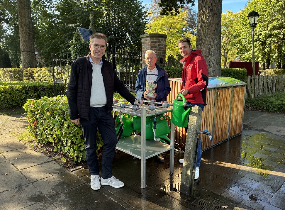 Uitleenpunt op begraafplaats Ver-Assebroek helpt bezoekers bij grafonderhoud