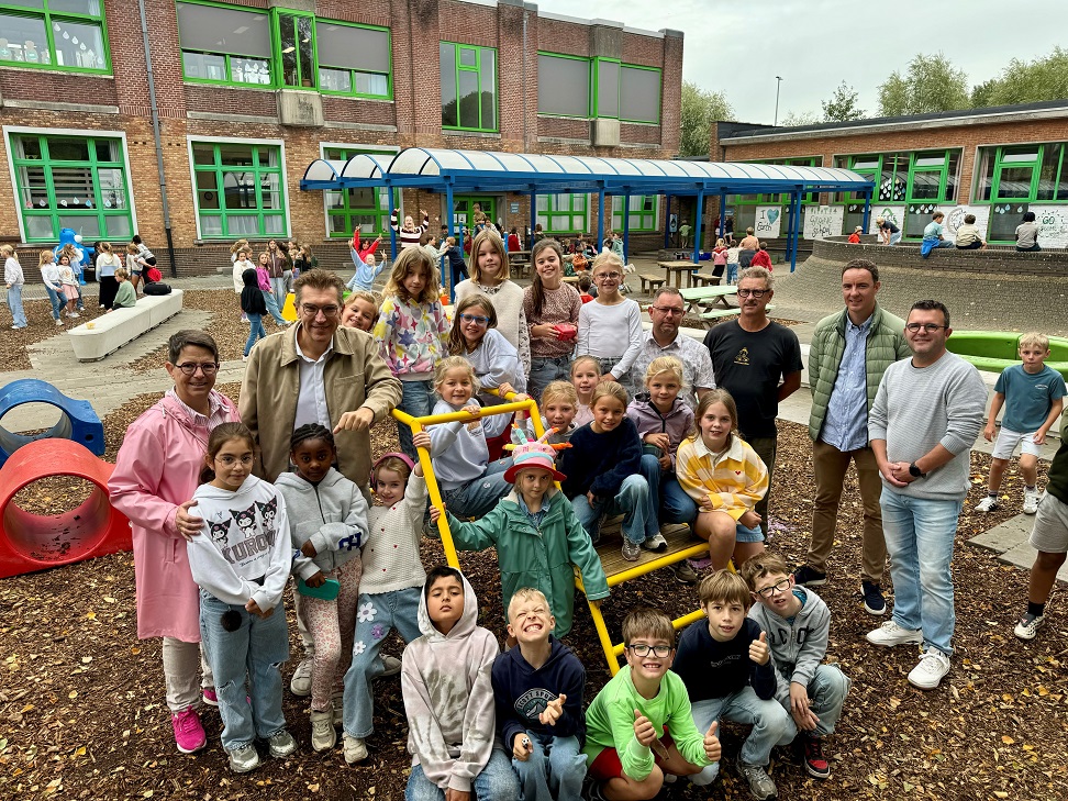 Voorstelling nieuwe speelplaats SBS De Triangel in Sint-Andries