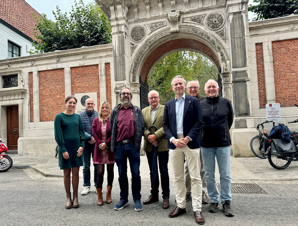 Grote reinigingsbeurt inkompoort Sebrechtspark in Brugge