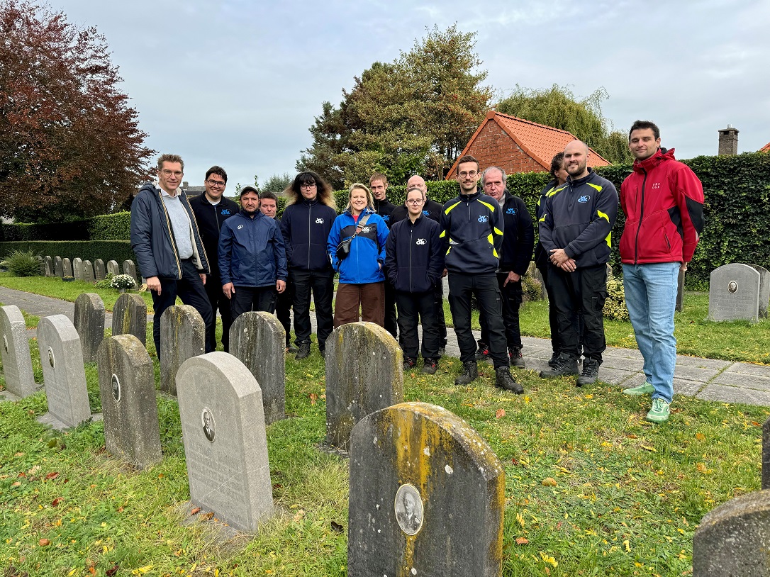 Oud-strijdersgraven op de begraafplaats van Ver-Assebroek en de begraafplaats in Sint-Michiels worden gereinigd